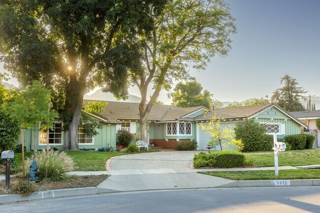Primary Photo - Charming Rustic 3BD/2BA Home in Peaceful C...