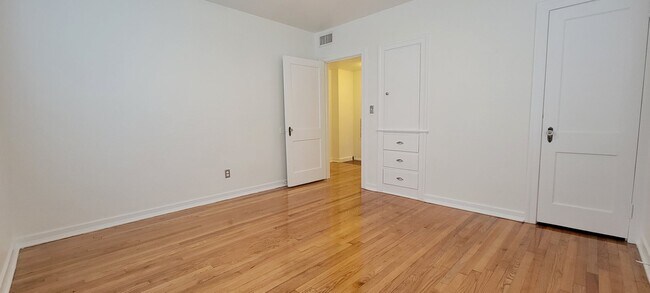 Building Photo - Cherry St 1109