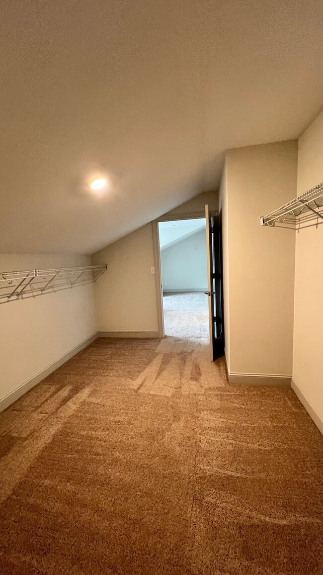 Building Photo - 847 Wellstone Dr