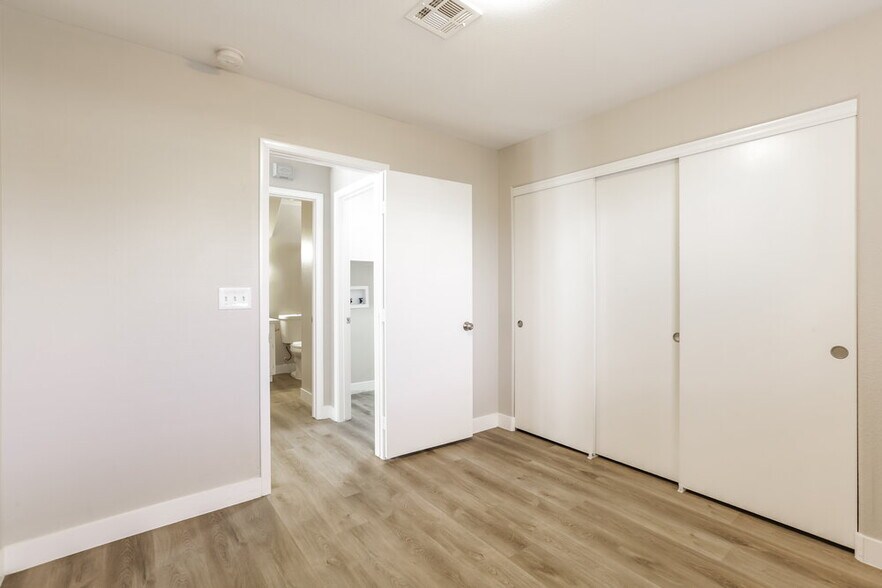 Building Photo - 2446 Cliffwood Dr