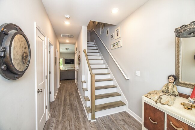 Building Photo - This spacious 3-bedroom, 2-bathroom townhouse offers modern living