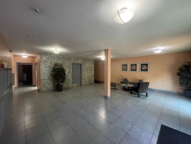 Building Photo - Modern Alamitos Beach 2 bedroom Condo plus...