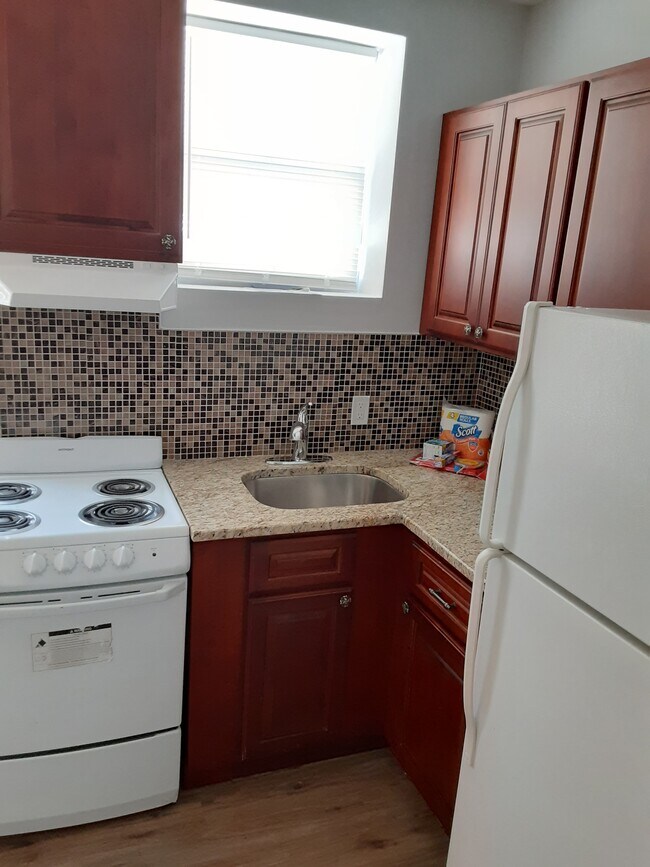 Building Photo - 1212 W Erie Ave