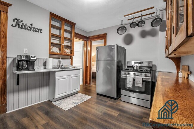 Building Photo - Furnished 3-Bedroom Upper Apartment on Bird Ave