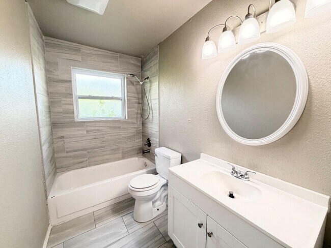 Building Photo - 8941 E 57th St