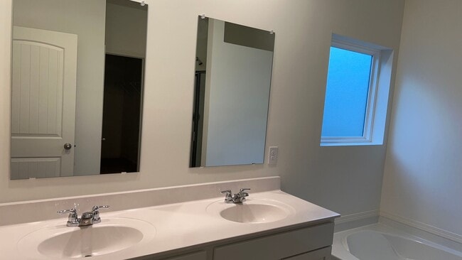 Building Photo - Chelsea Park's  Built 2022 One level 4 Bed...