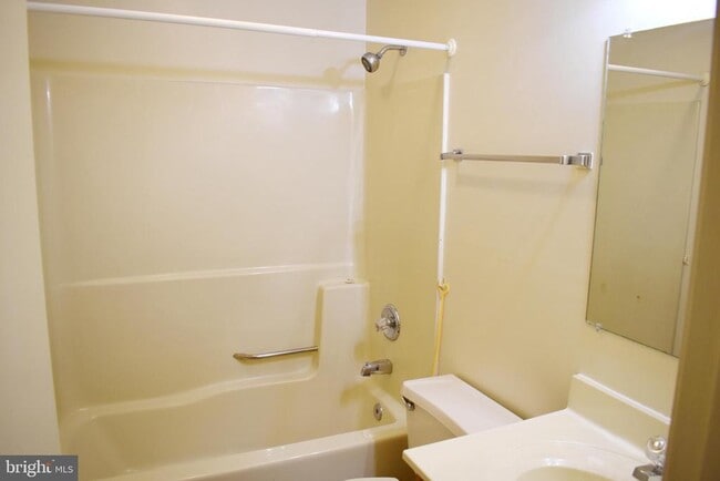 Building Photo - 1121 Stanley Ave