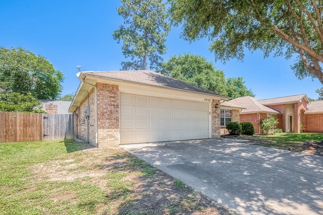 Building Photo - Spacious 3-Bedroom, 2-Bathroom Home with F...