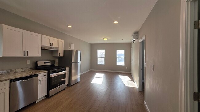 Building Photo - 31 Hicks St