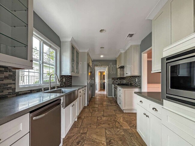 Building Photo - 5147 E Los Flores St