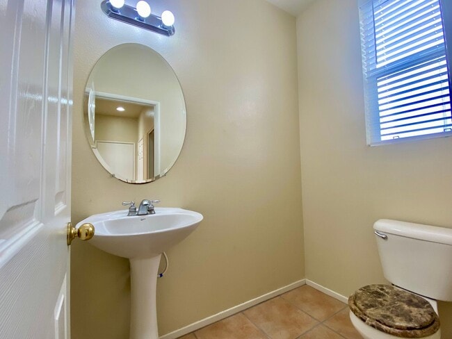 Building Photo - Extremely spacious four bedroom With Oxnard home