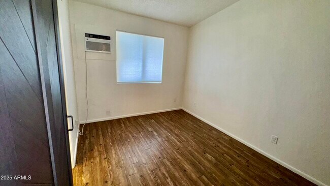 Building Photo - 302 S Westfall Ave