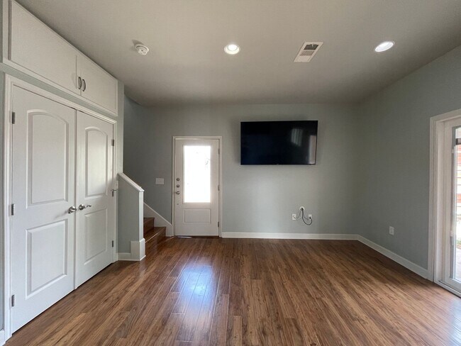 Building Photo - Amazing detached 2/2.5 duplex in Central Austin!!!