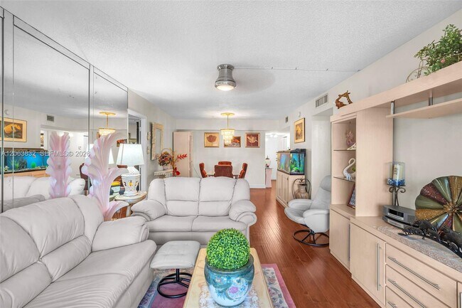 Building Photo - 4160 Inverrary Dr