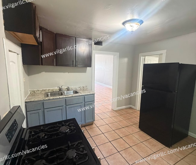 Building Photo - 2 bedrooms, 1 Bath Home