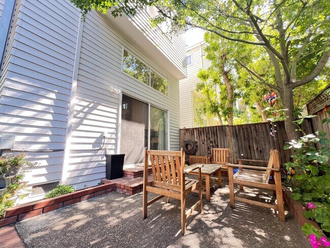 Building Photo - 2052 Jamison Pl
