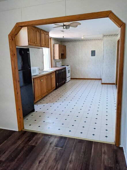 kitchen - 101 S Detroit St