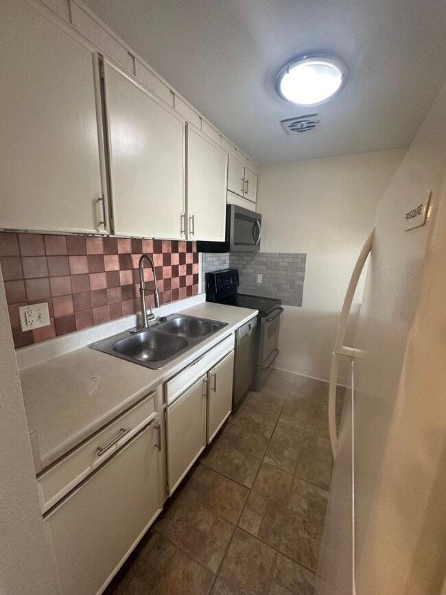 Building Photo - Yacht Club Condo - Great 3 Bedroom/2 Bath Unit w/Lake Access