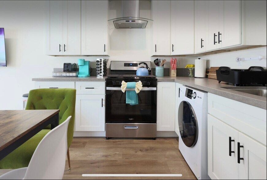 Building Photo - 2806 S Palm Grove Ave