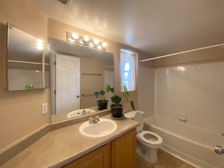 Building Photo - 12304 W Cross Dr