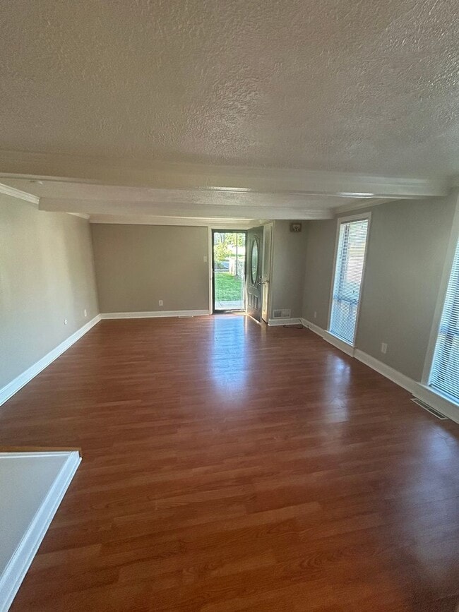 Building Photo - Modern 1 Bedroom Townhome in Prime Moon Township Location!
