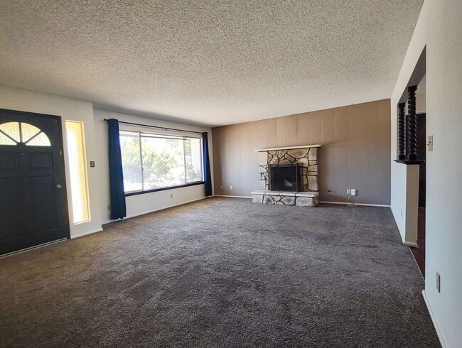 Building Photo - 3 bedroom, 2 bath home in the desirable be...