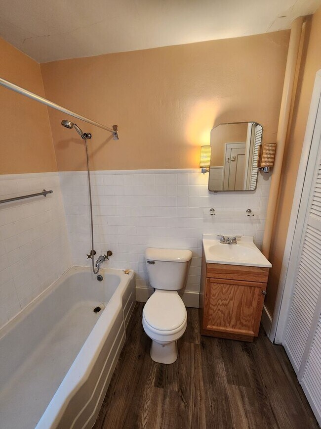 Building Photo - 612 S 8th St