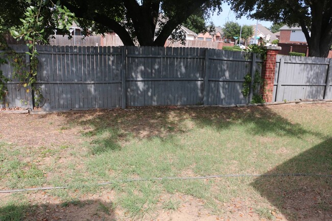 Building Photo - 4658 Essex Dr