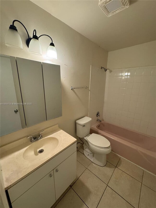 Building Photo - 933 W Jasmine Dr