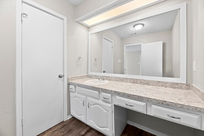 Building Photo - 6816 Westglen Dr