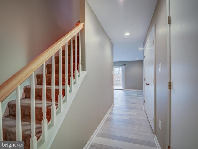 Building Photo - 8203 Stationhouse Ct