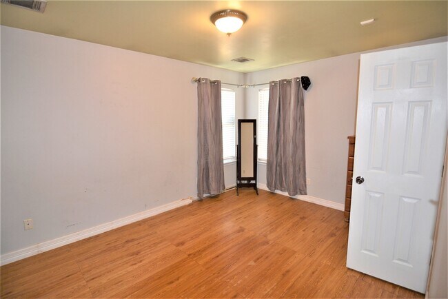 Building Photo - 7423 River Pines Dr