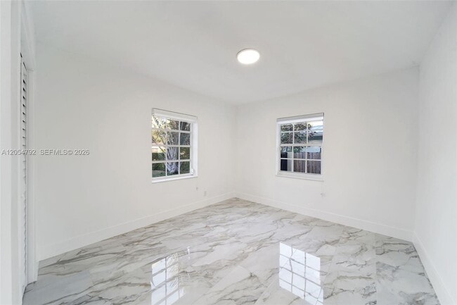 Building Photo - 1102 NE 117th St