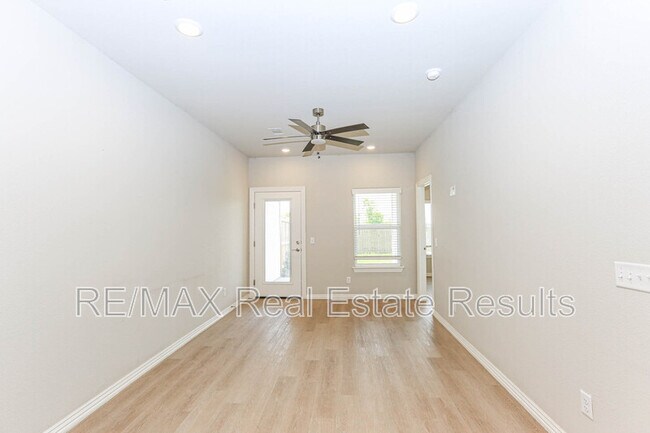Building Photo - 1401 SW Poigai Wy