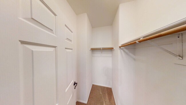 Building Photo - Spacious 4 bedroom 3 bath
