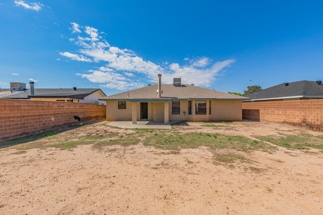 Building Photo - 3 Bedroom 2 Bath Home