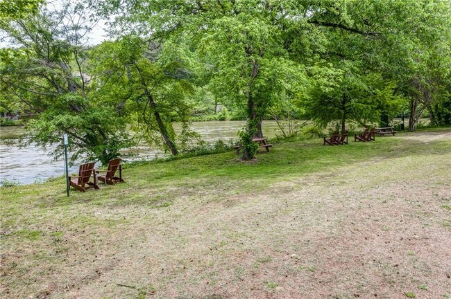 Building Photo - 1119 Riverbend Club Dr SE