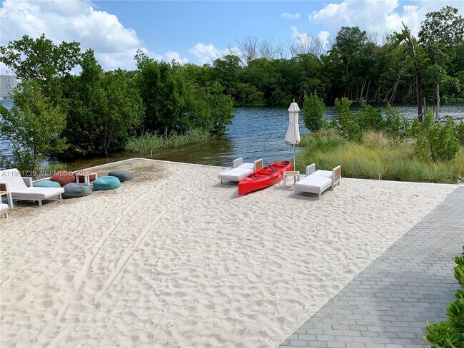 Building Photo - 16385 Biscayne Blvd