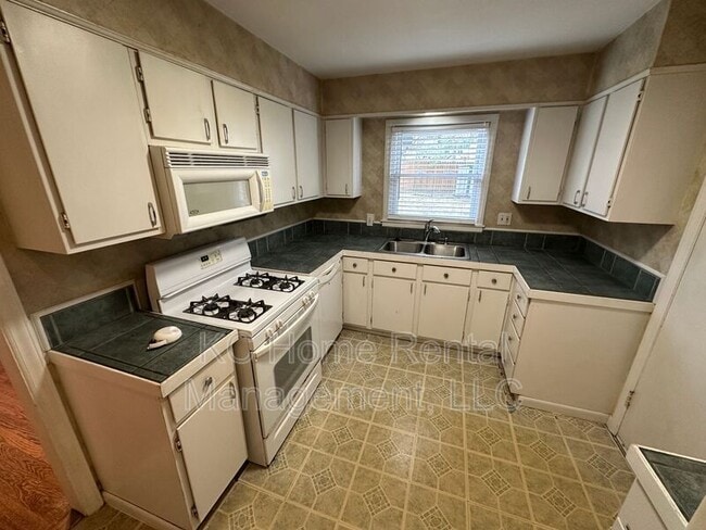Building Photo - 619 W 85th St