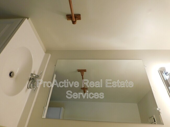 Building Photo - 215 Greenbrier Ave