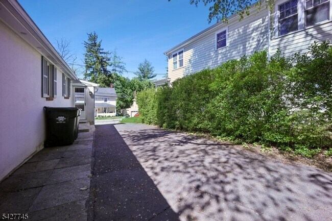 Building Photo - 32 Center St