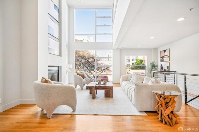 Building Photo - 142 Russ St