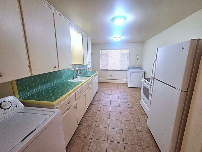 Building Photo - Spacious 2 Bedroom with Large Living Room and Separate Dining Area – Over 1,100 Sq Ft