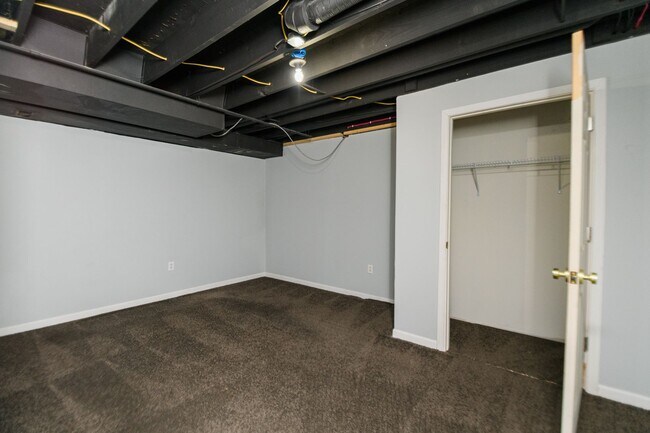 Building Photo - 5 bedroom / 2.5 bathroom Home for Rent in Valparaiso