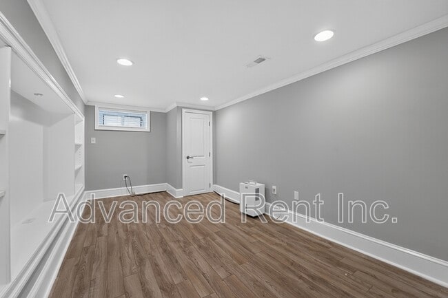 Building Photo - 528 S Curley St