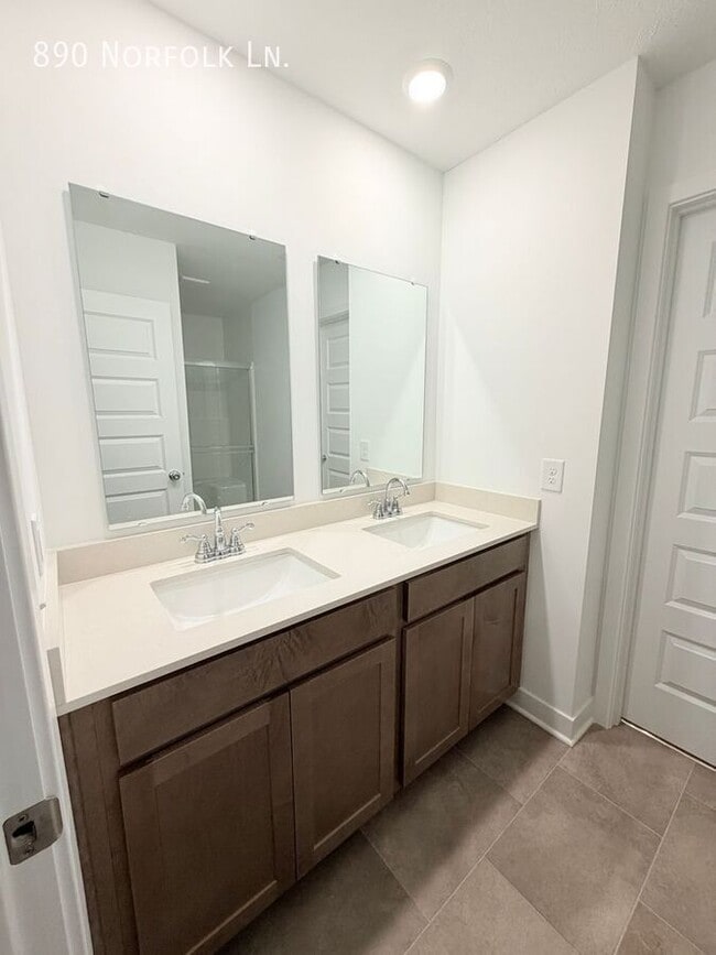 Building Photo - 890 Norfolk Ln