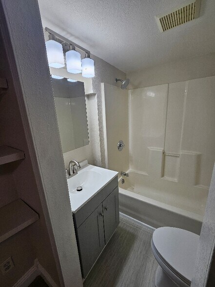 Building Photo - 27 E Ave