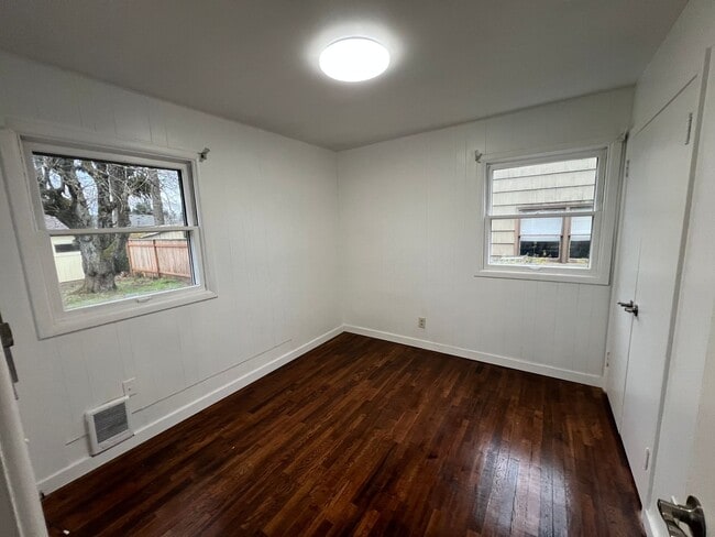 Building Photo - 109 SE 102nd Ave