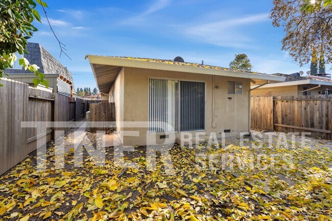 Building Photo - 917 Bell St