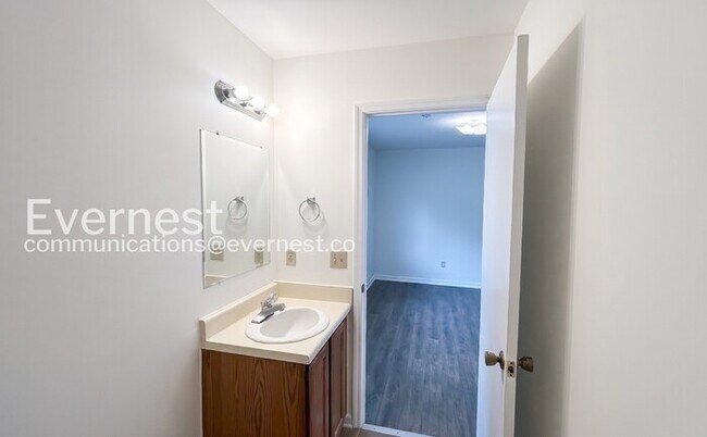 Building Photo - 2 Bed/1.5 Bath Home with Off-Street Parking / Pet-Friendly / Available Now!